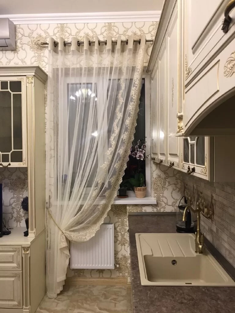 Легкая штора на люверсах с фигурным краем