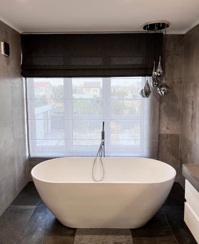 Двойная римская штора “День-ночь” в ванной комнате