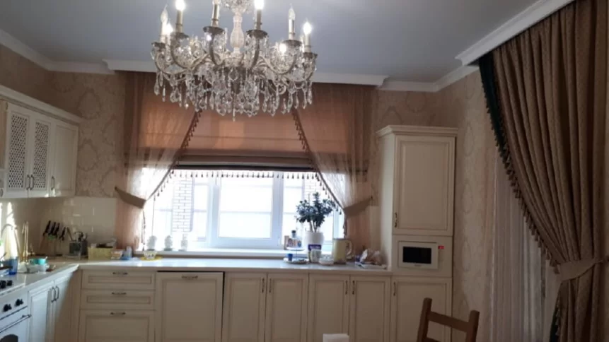 Оформление окна над рабочей поверхностью в кухне