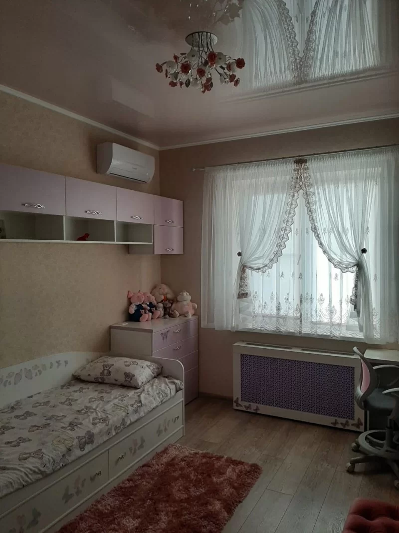 Короткая двойная штора в детскую для девочки