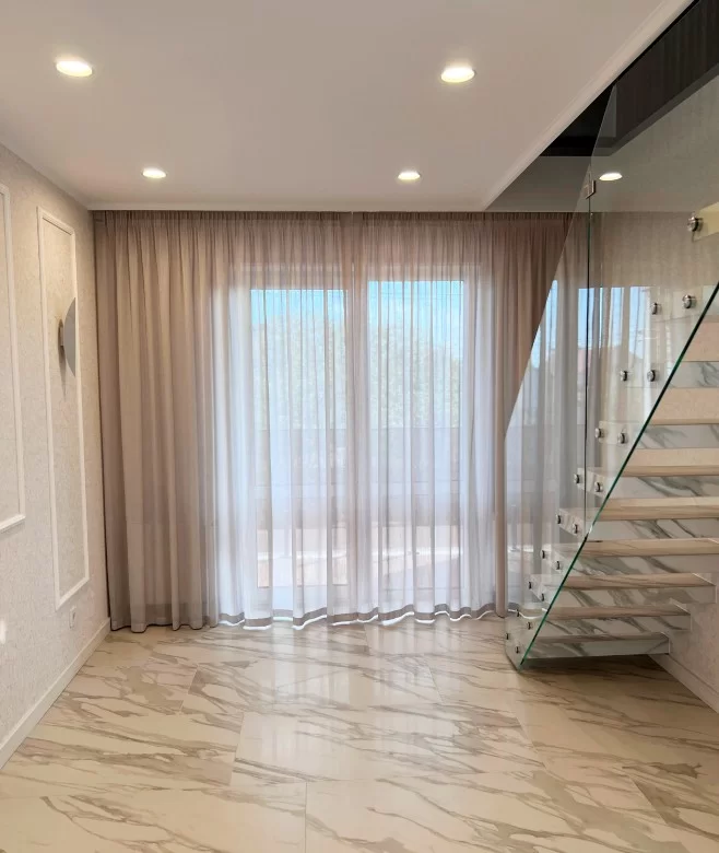 Оформление окна легким тюлем