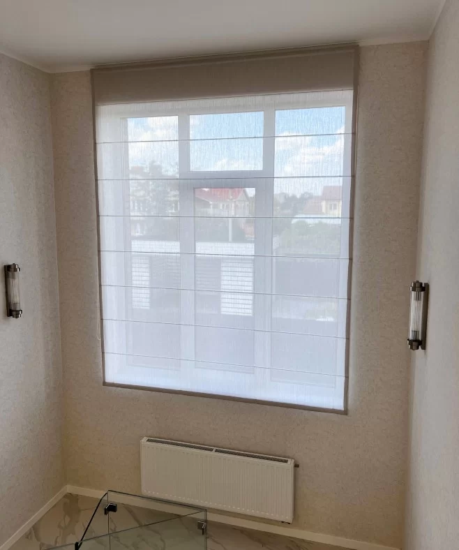 Оформление окна на лестничной площадке римской шторой с кантом