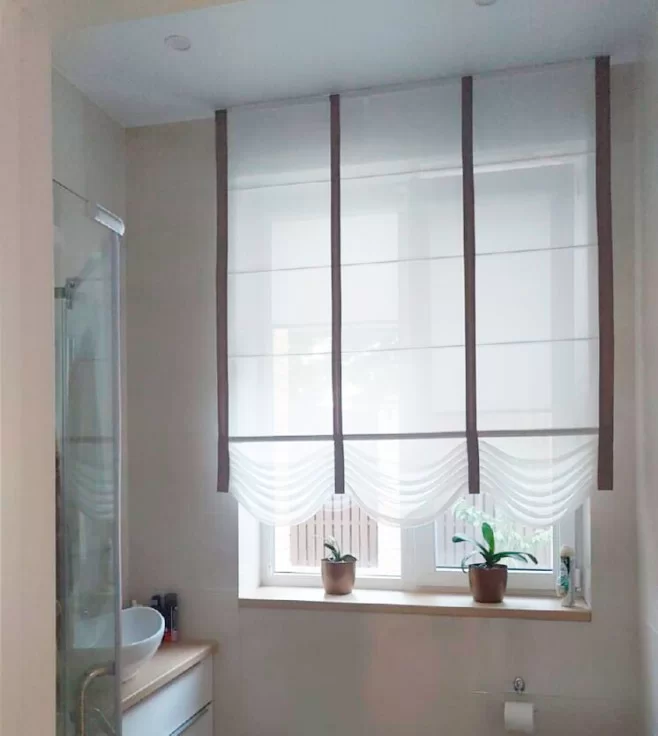 Римская штора из легкой ткани с элементами декора