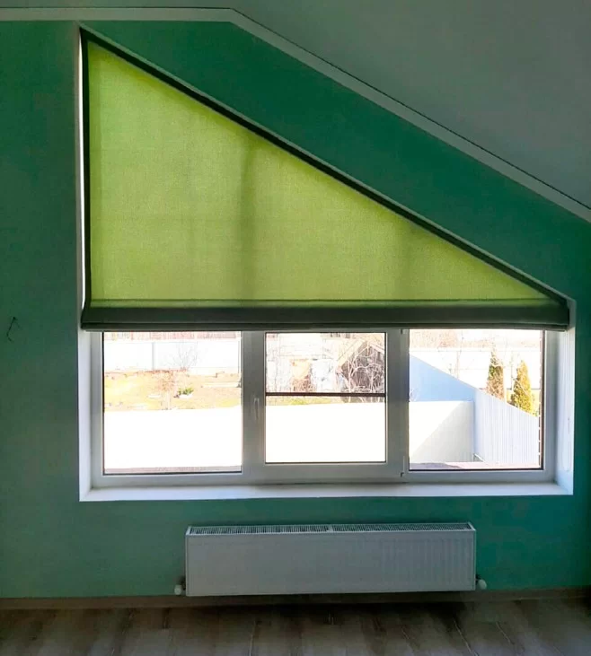 Римская штора на косое окно